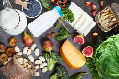 Kalsiyum açısından zengin gıdalar. Sağlıklı beslenme. Üst görünüm