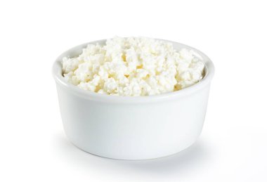 Beyaz arka planda izole edilmiş küçük kasedeki süzme peynir.