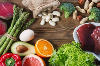 Doğal folik asit kaynakları: karaciğer, kuşkonmaz, brokoli, yumurta, salata, avokado, paprika, fındık, portakal, pancar ve fasulye.