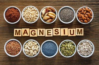 Magnezyum açısından zengin yiyecekler kabak çekirdeği, mavi haşhaş tohumu, kaju fıstığı, badem, ayçiçeği tohumu, karabuğday, kakao, chia, çam fıstığı ve Brezilya fıstığı
