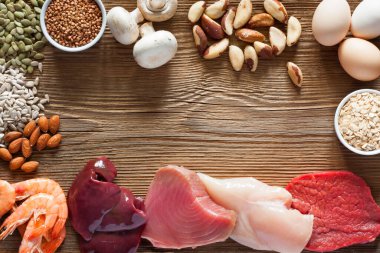 Selenyum 'daki yüksek yiyecekler: Brezilya fındığı, ton balığı, karides, sığır eti, karaciğer, mantar, kabak çekirdeği, ayçekirdeği, karabuğday, yulaf ezmesi, badem ve yumurta. Üst görünüm