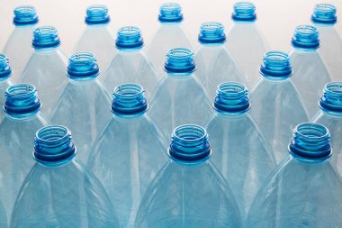 Boş plastik şişeler. Geri dönüşüm kavramı