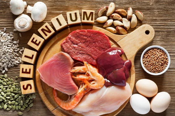 셀레늄 식품으로는 브라질 쇠고기 닭고기 해바라기씨 계란등 위에서 — 스톡 사진