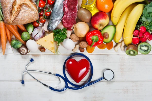 健康的生活方式和保健概念 健康食品 心脏和听诊器 — 图库照片