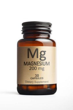 Beyaz arkaplanda izole edilmiş magnezyum kapsüllü şişe