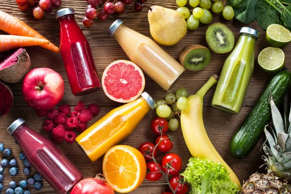 Bunte Smoothies Flaschen Und Frisches Obst Und Gemüse Auf Holzbarem — Stockfoto