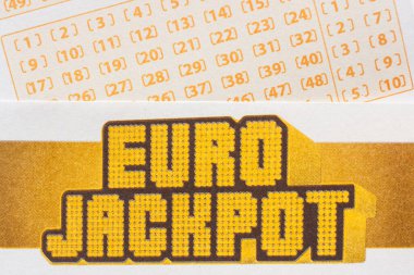 GANSK, POLAND - 26 HAZİRAN 2018. İçinde numaralar olan Euro İkramiyesi. Eurojackpot Mart 2012 'de başlatılan uluslararası bir Avrupa piyangosudur.