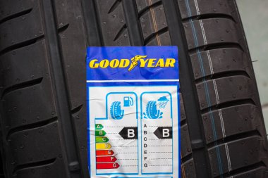 GDANSK, POLAND - 18 Mart 2018. Yepyeni Goodyear araba lastiği güvenlik, yakıt verimliliği ve harici lastik gürültüsü ile etiketlenmiş. Goodyear, Amerika Birleşik Devletleri 'nin çok uluslu lastik üretim şirketidir..