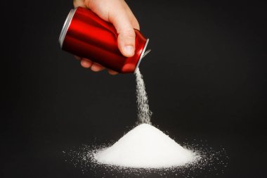 Sağlıksız yiyecek kavramı - karbonatlı içeceklerdeki şeker. İçeceklerde yüksek miktarda şeker
