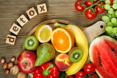 Detoks. Meyve ve sebzelerde vitaminler. Portakal, limon, kırmızı biber, kivi, domates, muz, armut, elma, ceviz, karpuz, fındık, şeftali ve yeşil üzüm gibi vitamin açısından zengin doğal ürünler