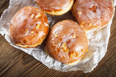 Gül reçeli dolu çörekler.