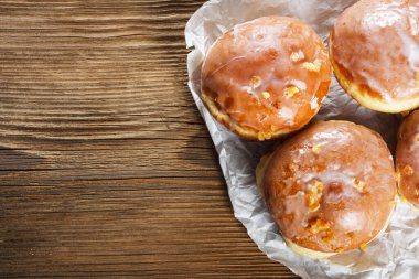 Gül reçeli dolu çörekler.