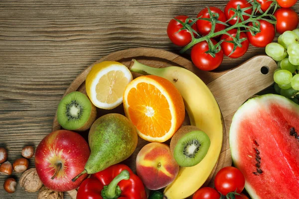 水果和蔬菜中的维生素 富含维生素的天然产品 如橙子 红辣椒 猕猴桃 西红柿 桃和绿葡萄 — 图库照片