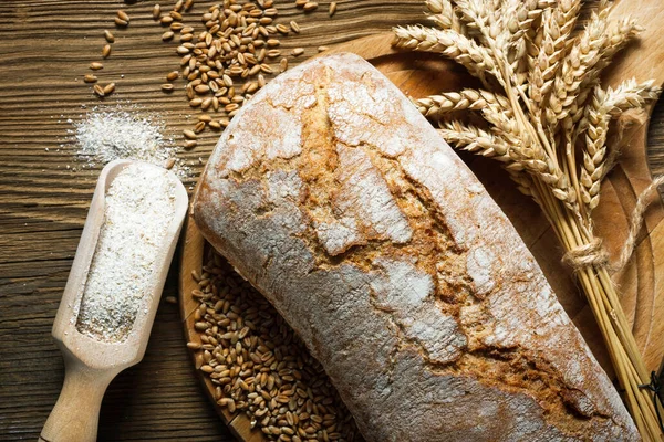 Σπιτικό Καρβέλι Ψωμί Υλικά Ξύλινο Τραπέζι — Φωτογραφία Αρχείου