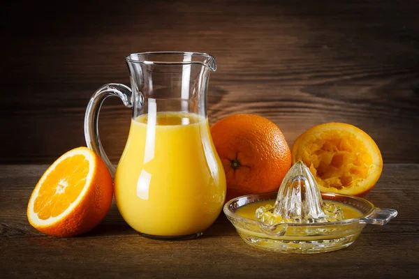 Frischer Orangensaft Glaskrug — Stockfoto