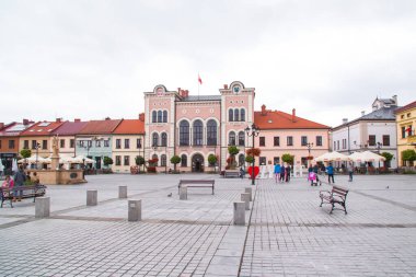 ZYWIEC, POLAND - 12 Temmuz 2020: Polonya 'nın Zywiec kentindeki ana pazar meydanındaki belediye binası.