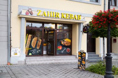 ZYWIEC, POLAND - 12 Temmuz 2020: Zywiec 'teki markette Zahir kebap. Zahir Kebap, Polonya 'nın en hızlı büyüyen gastronomik zincirlerinden biridir..