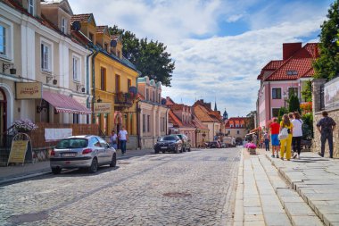 SANDOMIERZ, POLAND - 27 Ağustos 2020. Sandomierz 'in eski 13. yüzyıl sokaklarının renkli evleri.