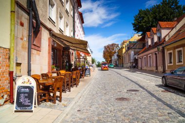 SANDOMIERZ, POLAND - 27 Ağustos 2020. Sandomierz 'in eski 13. yüzyıl sokaklarının renkli evleri..