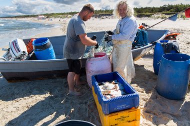 PIASKI Krinica Morska yakınlarında, Polonya - 15 Haziran 2020. Balıkçılar balık tutmaktan dönüyorlar..