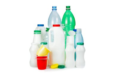 Beyaz arka planda izole edilmiş çeşitli boş plastik paketler. Geri dönüşüm kavramı