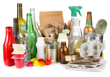 Geri dönüşüm için çöp seçimi. Beyaz zemin üzerinde ayrık metal, plastik, kağıt ve cam. 