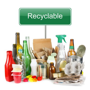 Geri dönüşüm için çöp seçimi. Beyaz zemin üzerinde ayrık metal, plastik, kağıt ve cam.