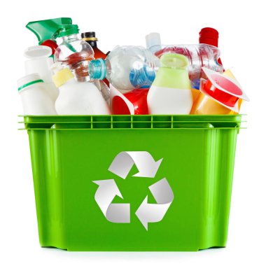 Geri dönüşüm konsepti - boş plastik kaplar ve şişelerle dolu bir çöp kutusu