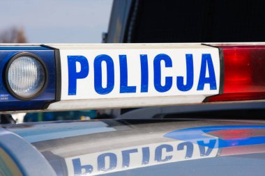 Lipnica Murowana 'da Paskalya Palm Geleneksel Yarışması, 29 Mart. 15 Mart 2015 'te Lipnica Murowana' da polis arabasının çatısında Polonya polisi imzası bulundu.