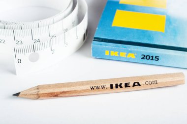 GDANSK, POLAND - 10 Mayıs 2015. IKEA kataloğu ve mezuralı kalem. IKEA, hazır mobilya tasarlayan ve satan çok uluslu bir şirket grubudur.