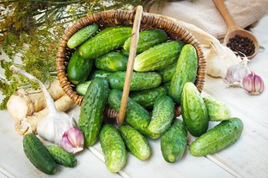 Olgun salatalıklar küçük sepette