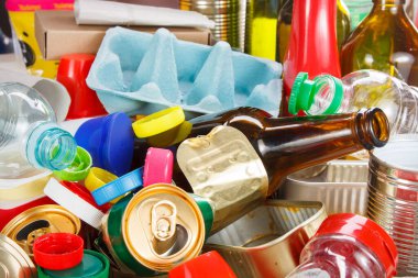 Çöp geri dönüşümü ve yeniden kullanılabilir atık yönetimi yeniden kullanılacak metal, plastik ve eski kağıt ürünleri olarak