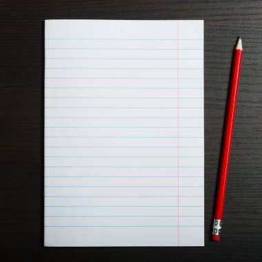 Tahta masadaki boş beyaz kağıt ve kalem.