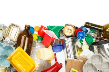 Geri dönüşüm için çöp seçimi. Ayrımcı metal, plastik, kağıt ve cam. Metin için boş boşluk