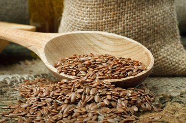 Tahta kaşıkta keten tohumu (keten tohumu)