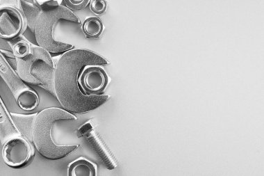 Metal arka planda anahtar araçları. Metnin için boş boşluk 