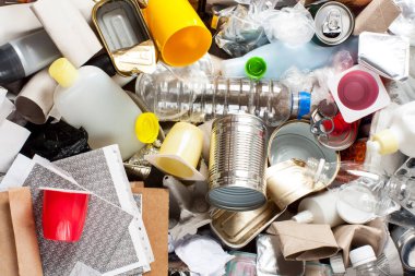 Çöp geri dönüşümü ve yeniden kullanılabilir atık yönetimi yeniden kullanılacak metal, plastik ve eski kağıt ürünleri olarak 