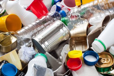 Yeniden kullanılabilir atık. Ayrımcılıktan önce metal, plastik, kağıt ve cam