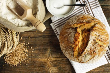 Tahta masada ev yapımı ekmek.