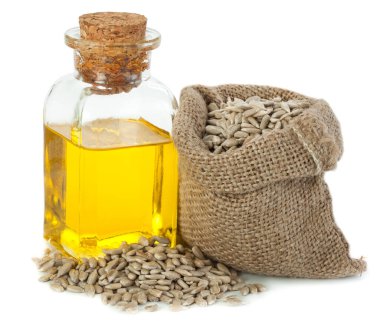 Ayçiçeği yağı ve ay çekirdeği beyaz arka planda izole edilmiş küçük çuvalda. 