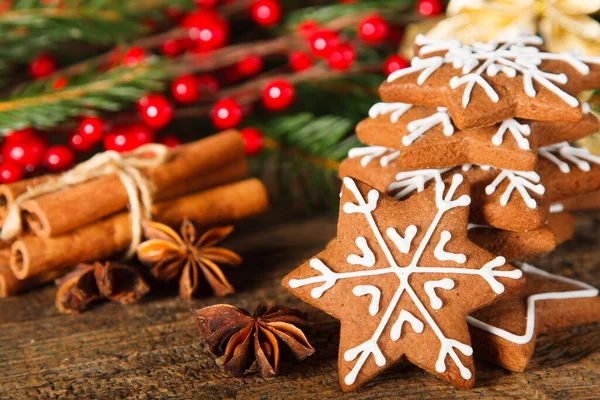 Noel kompozisyonu: Tahta masada zencefilli kurabiye, anason ve tarçın.