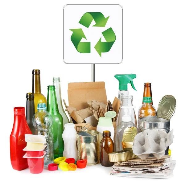 Geri dönüşüm için çöp seçimi. Beyaz zemin üzerinde ayrık metal, plastik, kağıt ve cam.