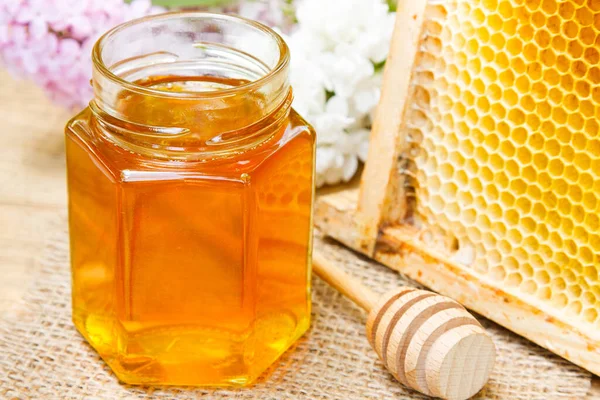 Honig Kleinen Glas Bienenwaben Und Blumen Als Hintergrund — Stockfoto