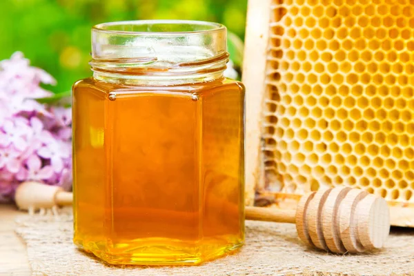 Honig Kleinen Glas Bienenwaben Und Blumen Als Hintergrund — Stockfoto