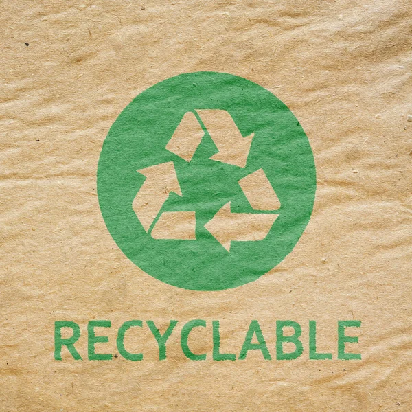 硬纸板上的绿色回收标志 — 图库照片
