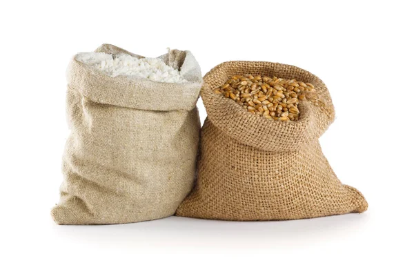 白い背景に隔離された小さなバラップ袋に小麦粉と小麦の穀物 — ストック写真