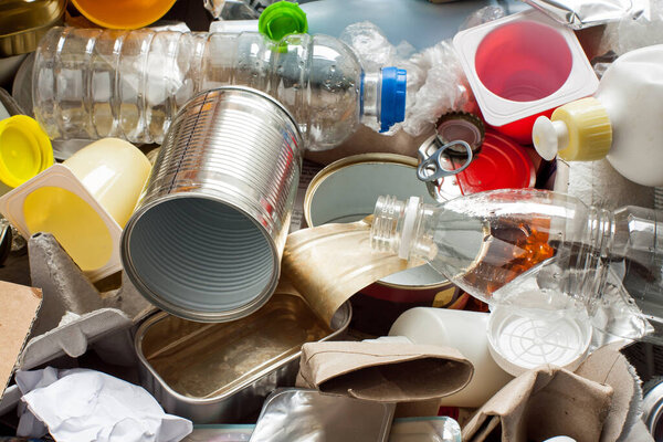 Переработка мусора и утилизация многоразовых отходов в качестве металлических, пластмассовых, старых бумажных изделий для повторного использования
