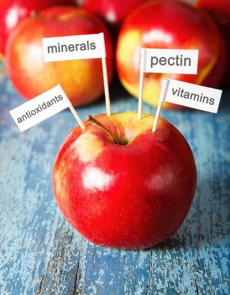 Koncepcja Zdrowej Żywności Świeże Jabłko Flagami Przedstawiającymi Korzyści Płynące Owoców — Zdjęcie stockowe