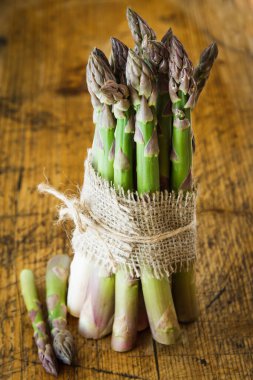 Ahşap arka planda yeşil kuşkonmaz