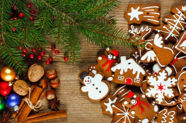 Noel kompozisyonu - Tahta masada zencefilli ekmek